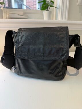 Roots 🇨🇦 Black Leather Crossbody Bag with Adjustable Strap